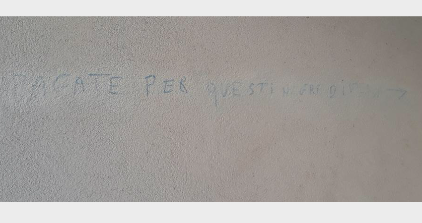 Scritta razzista a Melegnano sul muro di una famiglia che ha adottato un ragazzo senegalese
