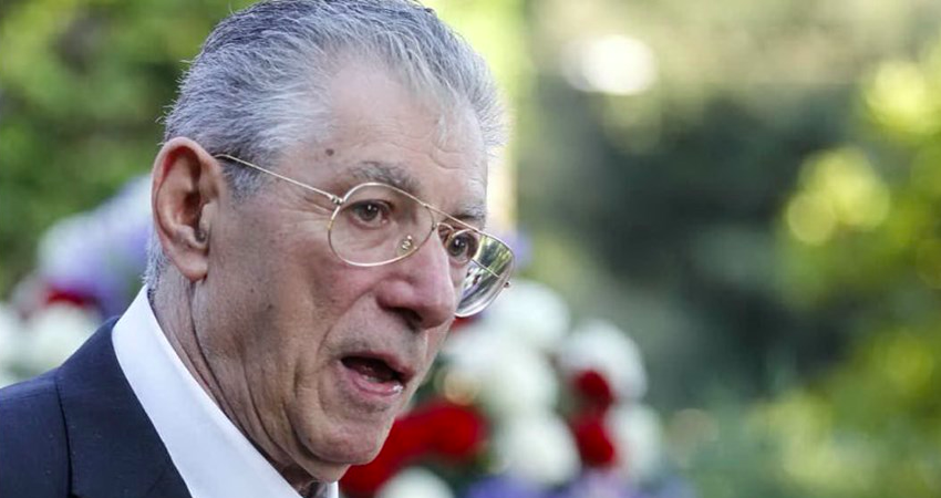 Umberto Bossi ha avuto un malore in casa, trasportato in elisoccorso in ospedale