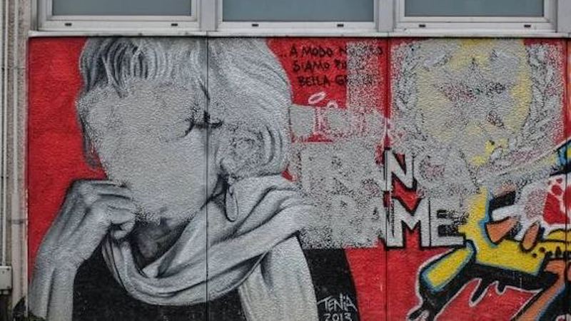 Vandalizzato il murale dedicato a Franca Rame con vernice e croci celtiche