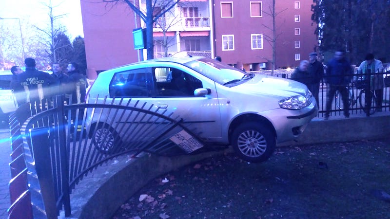 Malore alla guida, auto si schianta contro ringhiera