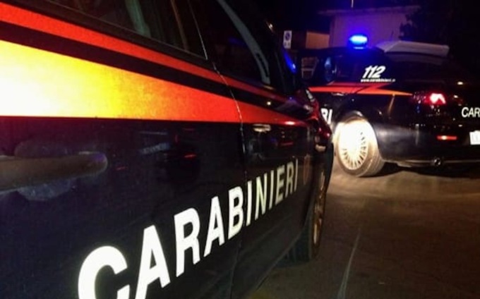 Minaccia con un coltello dipendenti e clienti e rapina una pasticceria: arrestato