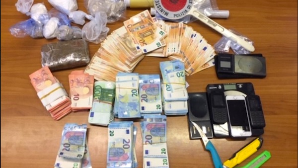 Blitz Polizia, droga box a Rozzano: trovati un chilo di eroina e 27mila euro