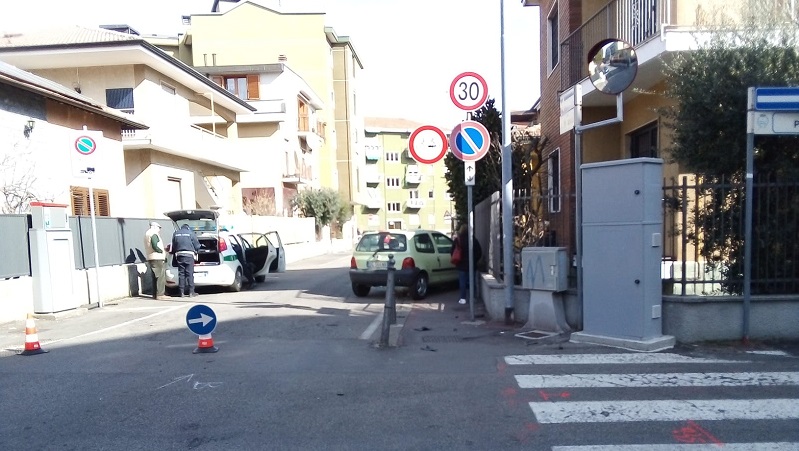 Incidente tra due auto in via De Amicis per mancata precedenza