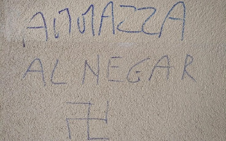 Nuova scritta contro ragazzo senegalese a Melegnano, domani alle 16.00 manifestazione antirazzista