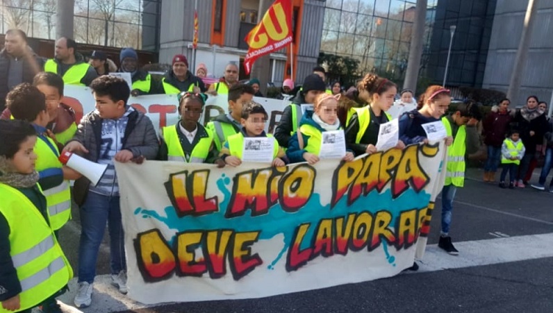 Assago, facchini Gls licenziati in protesta con i figli: “Papà deve lavorare”