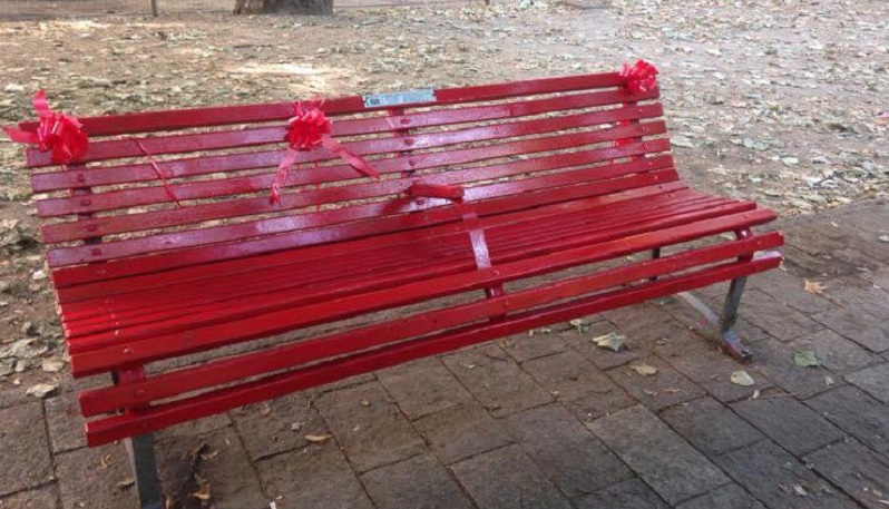 Festa della donna, la Croce rossa dipinge una panchina rossa contro la violenza
