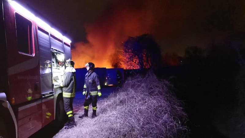 Incendio agli orti privati: trovati rifiuti e diversi elettrodomestici bruciati