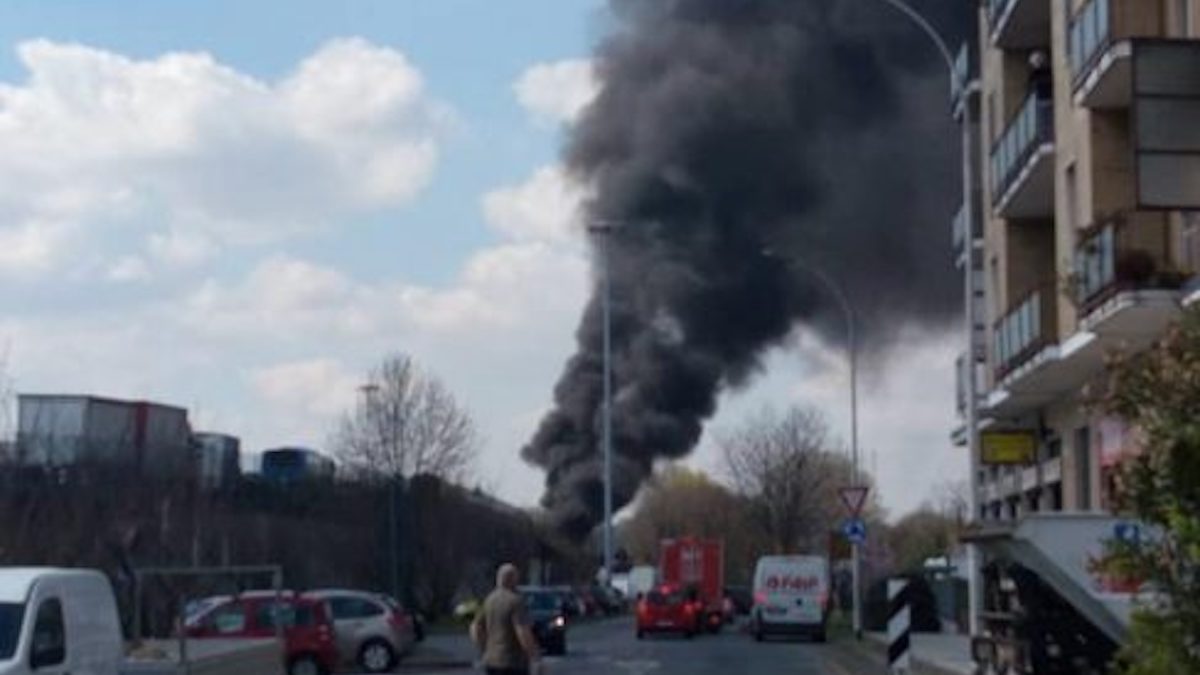 Autobus a fuoco a San Donato | Maxi emergenza: trasportava bambini FOTO e VIDEO