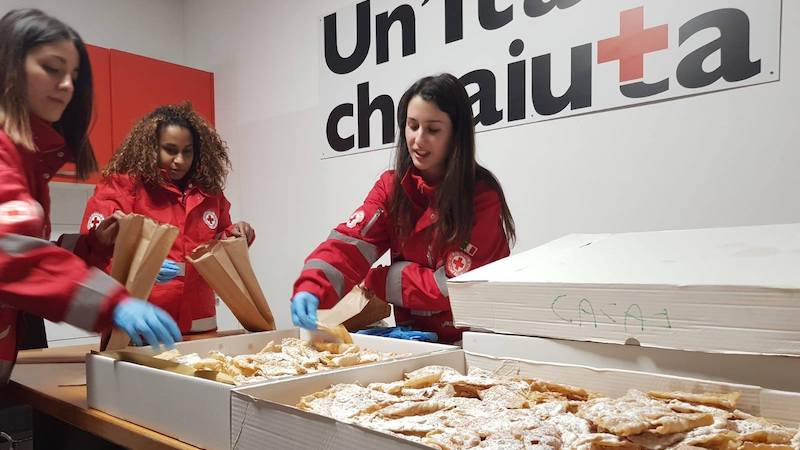 Dolci avanzati dal Carnevale alle famiglie bisognose grazie alla Croce Rossa