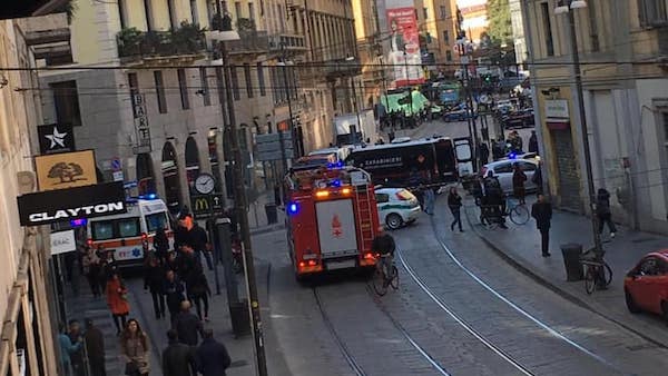 Allarme bomba in via Torino: chiusa la strada VIDEO