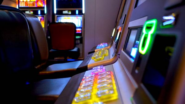 Costringe figlia a prostituirsi per avere i soldi da giocare alle slot