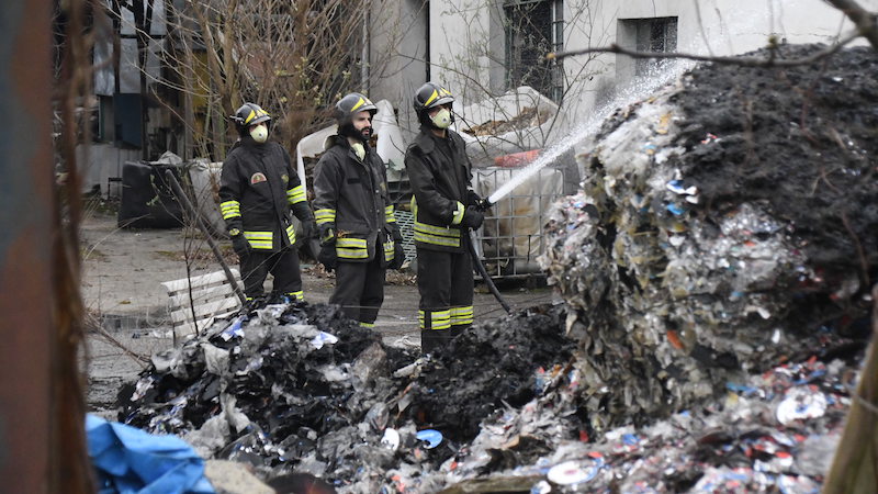 Incendio in deposito rifiuti: si indaga sull’ipotesi del dolo