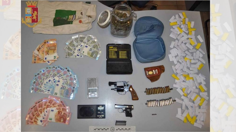Pistole e cocaina nascoste in un vano in cantina: arrestato spacciatore