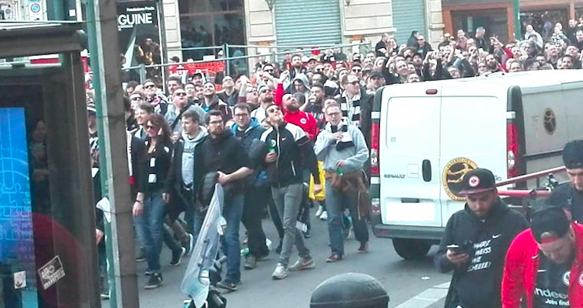 Sono tredicimila i tifosi dell’Eintracht per le strade di Milano – VIDEO