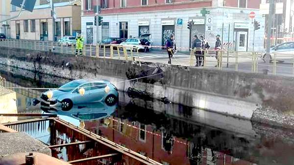 Sfonda le protezioni con l’auto e cade nel Naviglio FOTO