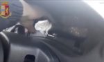 Soldi e droga nascosti nel cruscotto dell'auto VIDEO