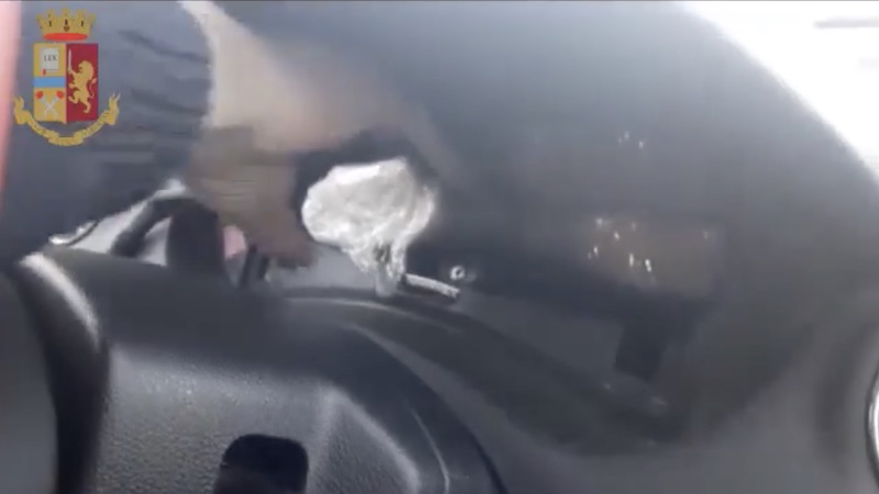 Soldi e droga nascosti nel cruscotto dell’auto VIDEO