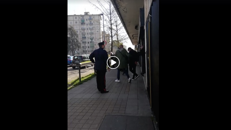 Tenta rapina in gioielleria, ma il titolare del negozio lo blocca e lo picchia