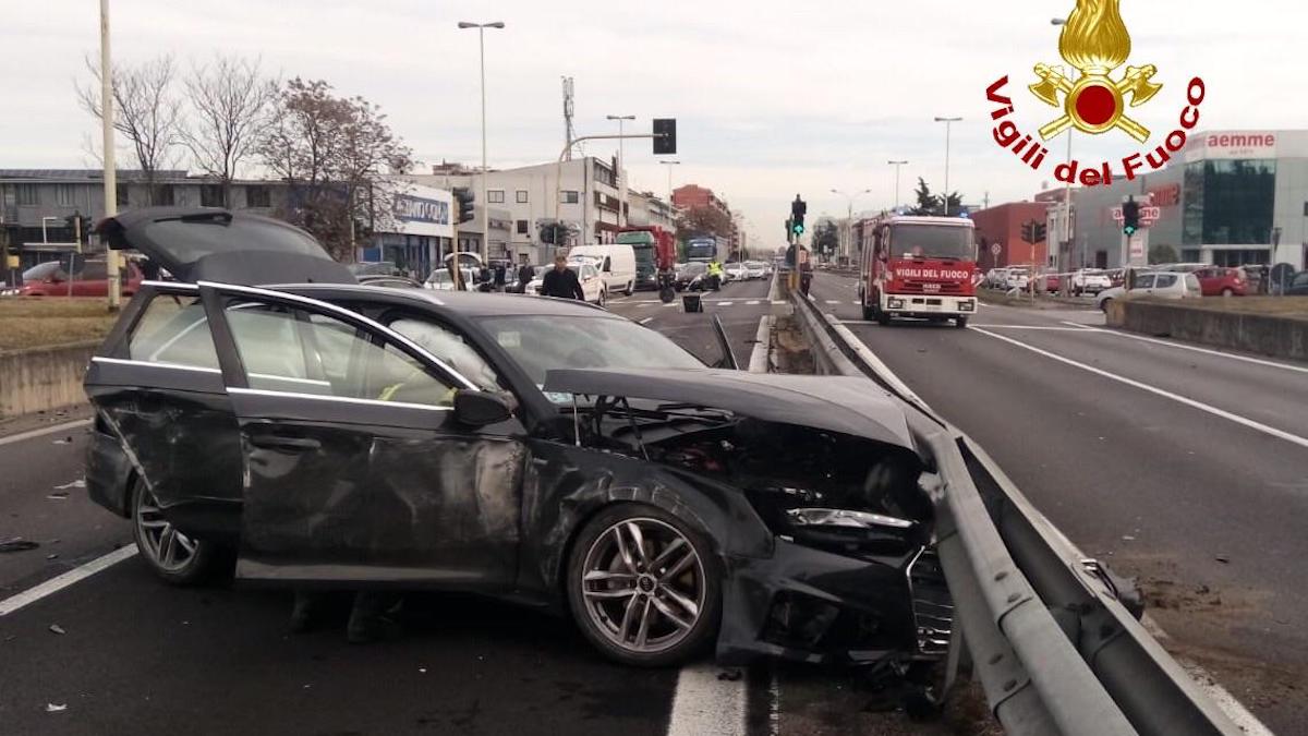 Incidente Tra Auto: Muore Un 69enne, Ferito Un Bambino Di 5 Anni FOTO