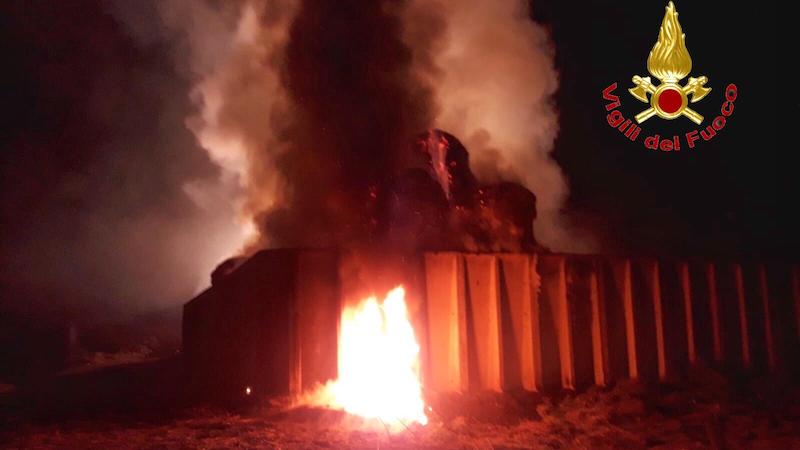 Incendio in cascina a Pieve: pompieri sul posto per domare le fiamme FOTO e VIDEO