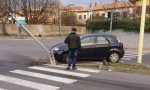 Auto abbatte semaforo in via Garibaldi a Buccinasco FOTO