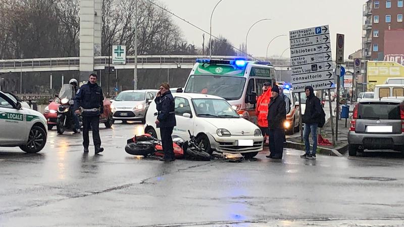 Incidente a Corsico lungo il Naviglio: ferito motociclista di 19 anni FOTO
