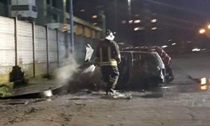 Due auto in fiamme in via Lazio a Buccinasco