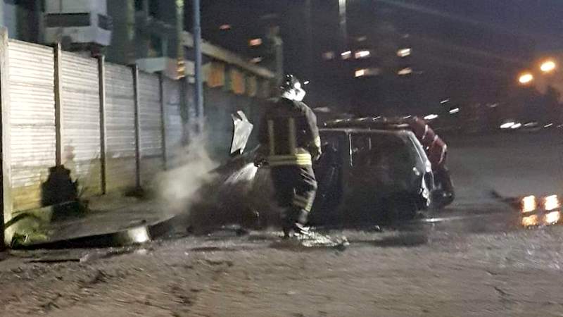 Due auto in fiamme in via Lazio a Buccinasco