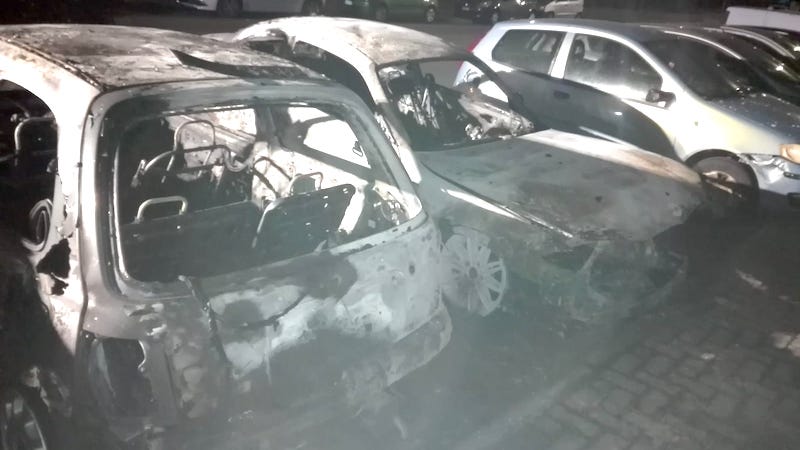 Incendio nella notte: quattro vetture avvolte dalle fiamme
