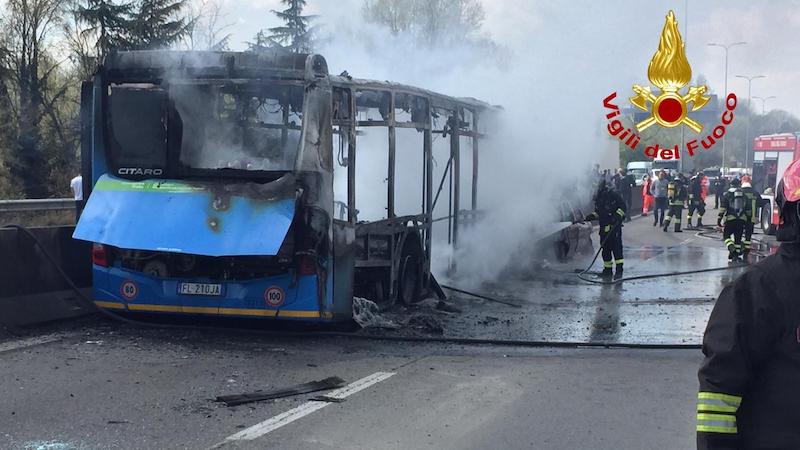 Bus incendiato, gesto folle o atto terroristico? FOTO