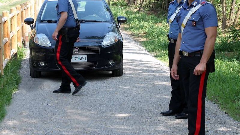 Minaccia di uccidere fidanzata e lo prende a calci e pugni: arrestato rapinatore