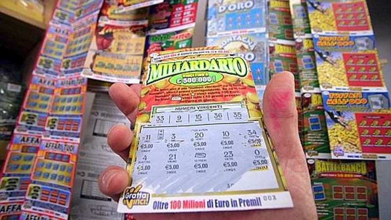 Gratta e vinci fortunato: vince 500mila euro con biglietto acquistato al bar