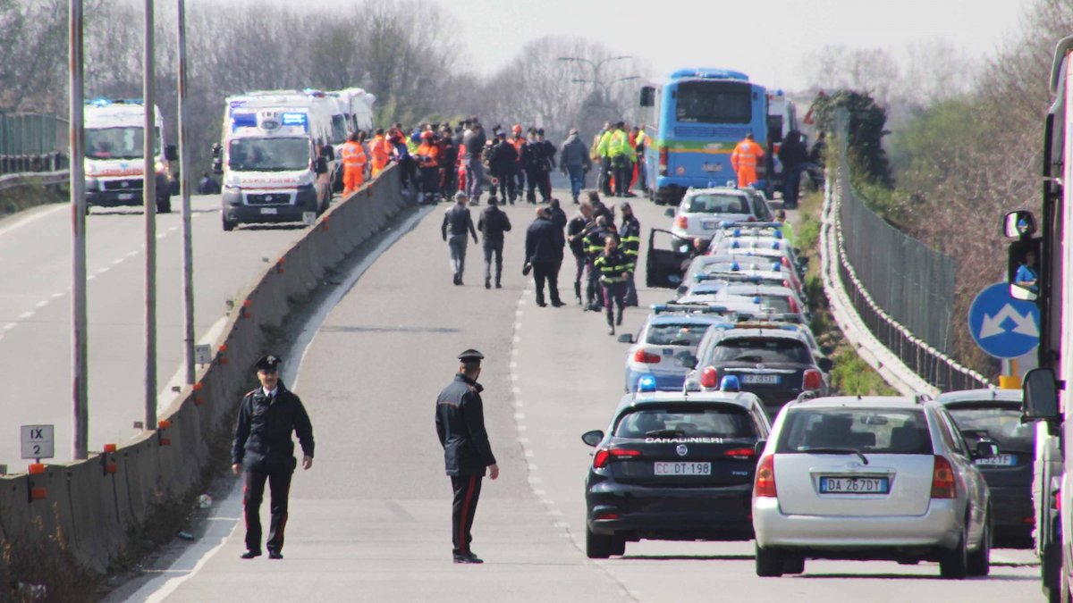 Terrore sul pullman | L’AUDIO choc della telefonata da autobus sequestrato ai carabinieri