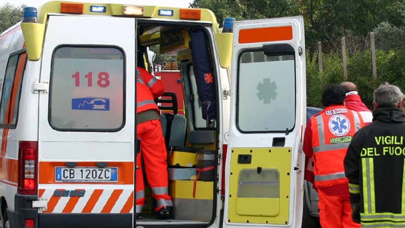 Tenta il suicidio per non separarsi dalla moglie: i poliziotti lo salvano
