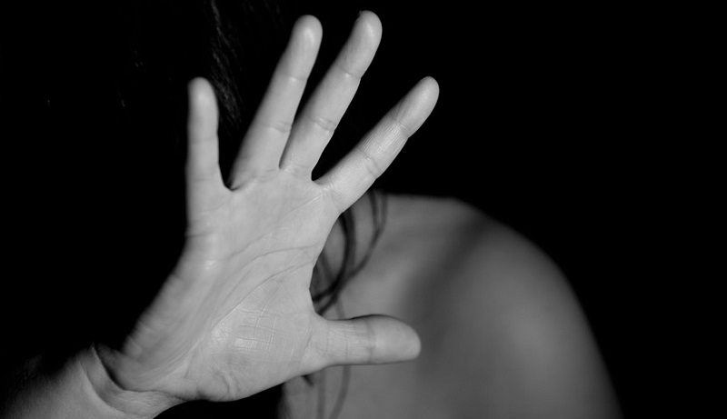 Un contributo mensile per aiutare le donne vittime di violenza a cambiare vita