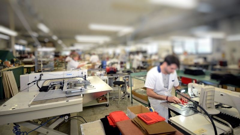 Letti abusivi e stanze arredate nella ditta di pelletteria