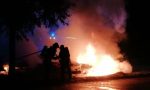 Violento incendio nella notte: quattro auto avvolte dalle fiamme FOTO