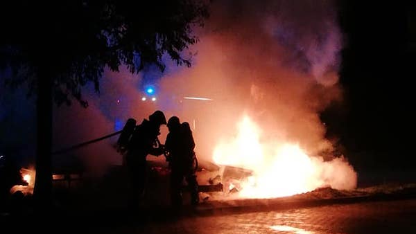 Violento incendio nella notte: quattro auto avvolte dalle fiamme FOTO