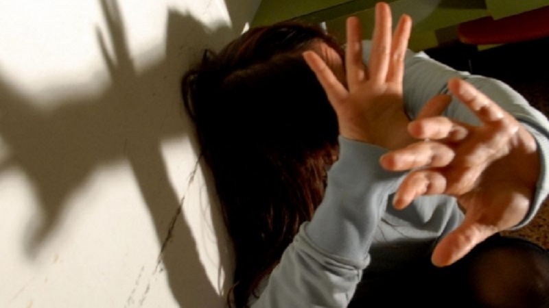 Adescata in rete, stuprata e filmata | Arrestati i quattro aguzzini