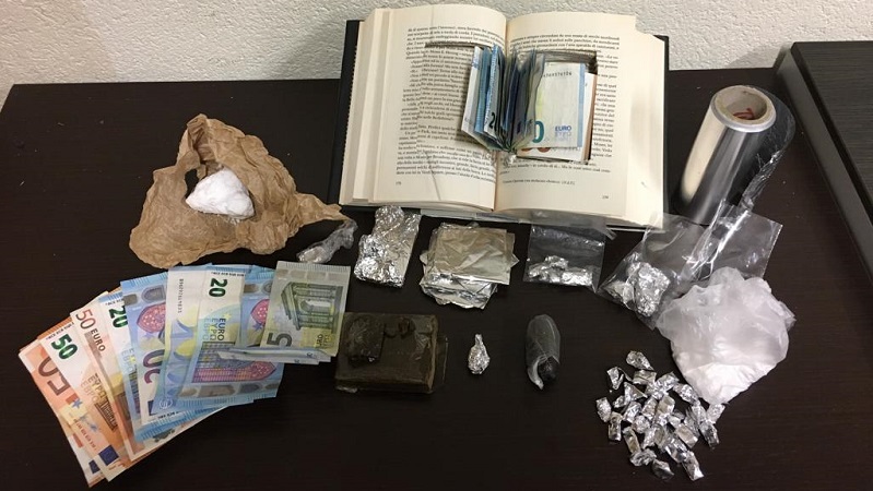 Droga nascosta dentro libro: arrestati due spacciatori