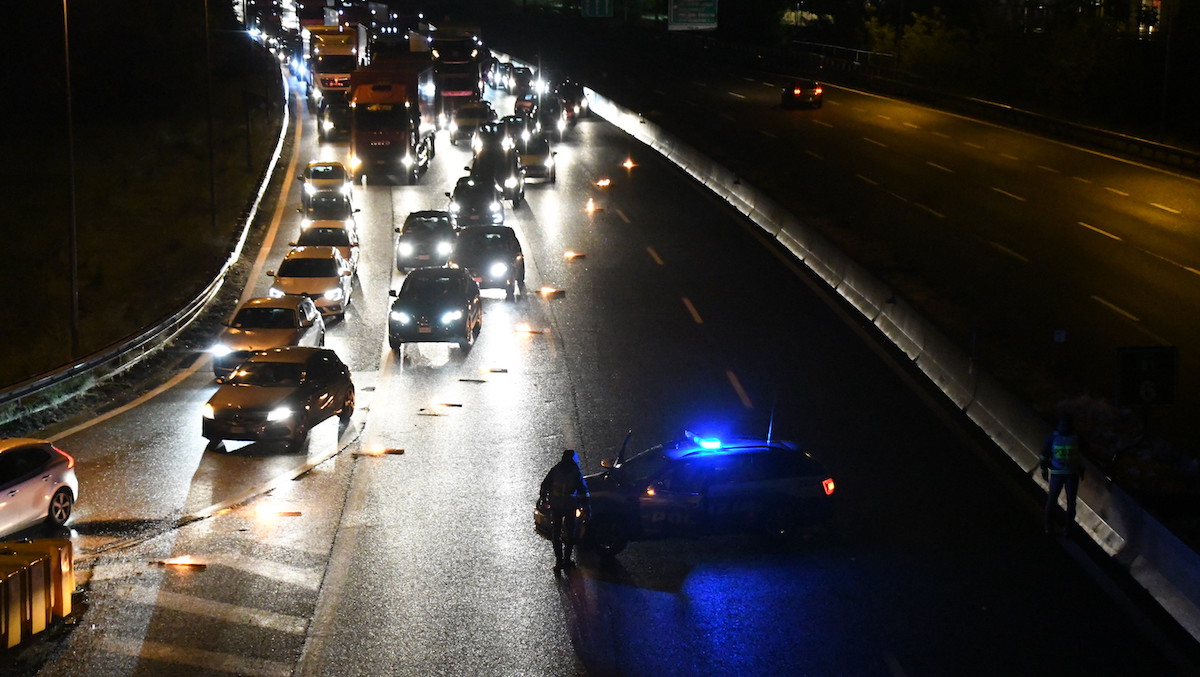 Attraversa l’autostrada A1 a piedi: travolto e ucciso da una macchina