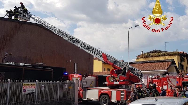 Incendio sul tetto di un’autorimessa: tre squadre dei vigili sul posto FOTO