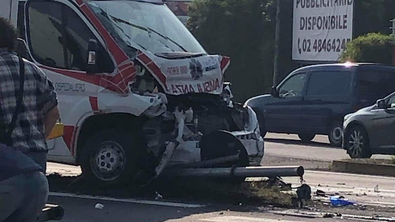 Incidente a Trezzano: ambulanza sbatte contro un semaforo, quattro feriti FOTO