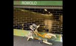 Bici BikeMi legate alla serranda: bloccata uscita della metro a Romolo