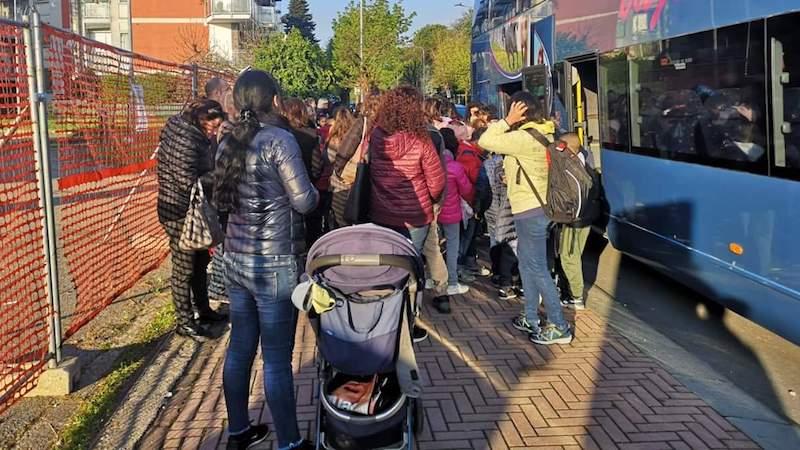 “Questo pullman non può viaggiare”: genitori bloccano gita scolastica
