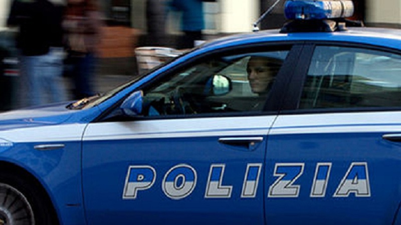Agguato a Milano, si avvicinano con lo scooter e sparano a uomo in macchina
