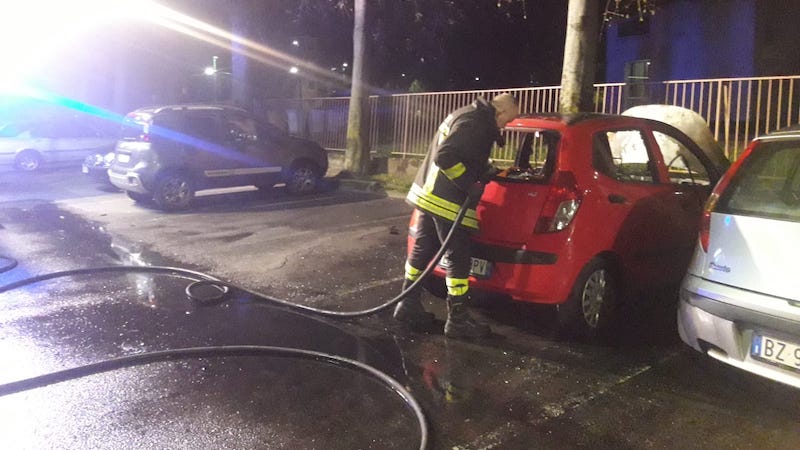 Ancora fiamme a Rozzano: incendio di un’auto e di un box VIDEO