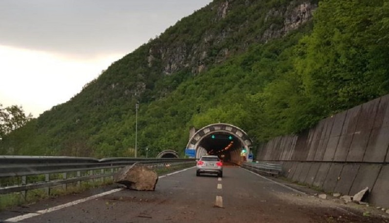 Frana sulla Statale 36, traffico in tilt tra Bellano e Lecco
