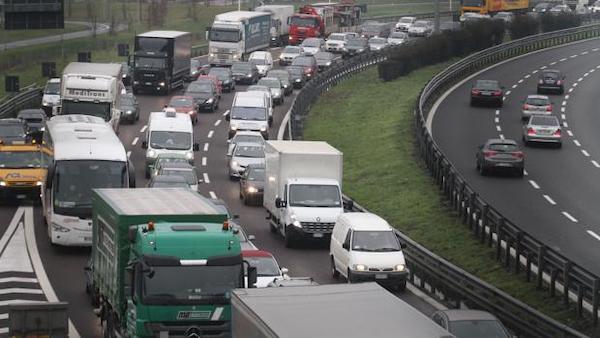 Diversi incidenti tra autostrada e Tangenziale: cinque feriti e traffico in tilt