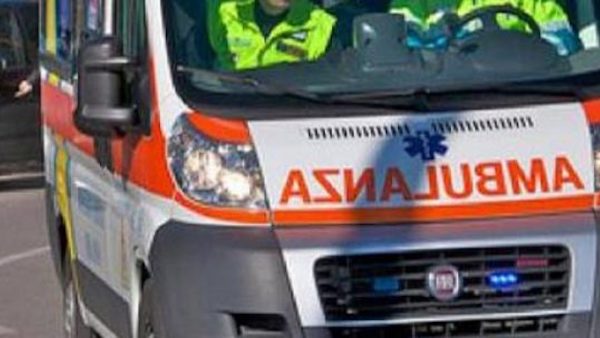 La mamma le vieta di uscire di casa: 16enne scappa e precipita dalla finestra